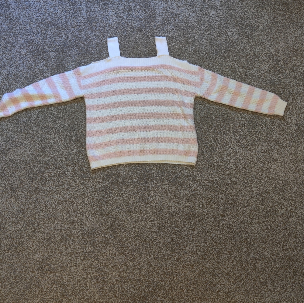 Cold shoulder crop sweater